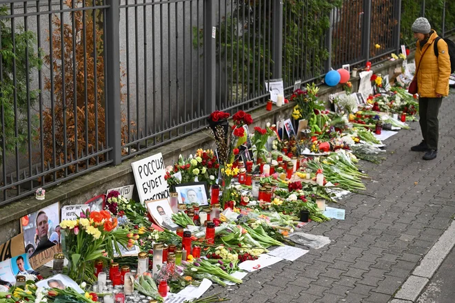 Pokloni pokojnemu oporečniku se vrstijo tudi zunaj Rusije. FOTO: AFP