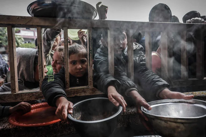 ZN je včeraj opozorila, da bi lahko v Gazi kmalu močno naraslo število umrlih otrok. Grozijo jim hudo pomanjkanje hrane, vse večja podhranjenost in hitro širjenje bolezni. V palestinski enklavi, kjer Izrael med trajajočo ofenzivo več kot štiri mesece močno omejuje dobavo humanitarne pomoči, sta čista pitna voda in hrana zelo redki, skoraj vsi mlajši otroci pa zbolevajo za nalezljivimi boleznimi, opozarjajo Unicef, Svetovna zdravstvena organizacija (WHO) in Svetovni program za hrano. Foto: Mohammed Abed/Afp