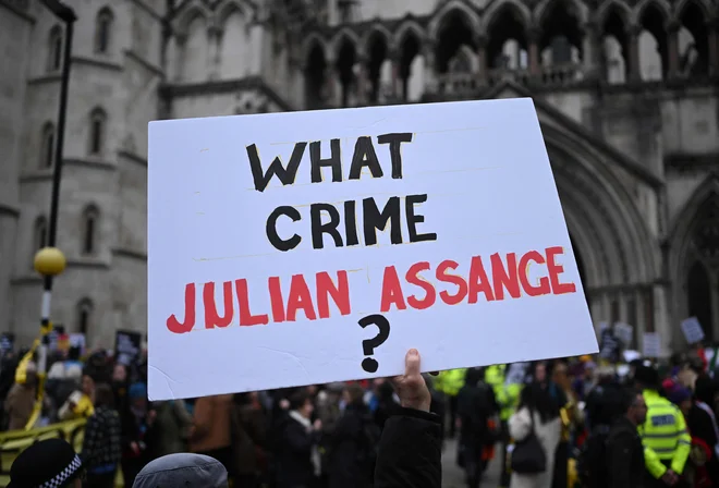 Ob začetku obravnave so se njegovi podporniki zbrali pred sodiščem. FOTO:  Justin Tallis/AFP