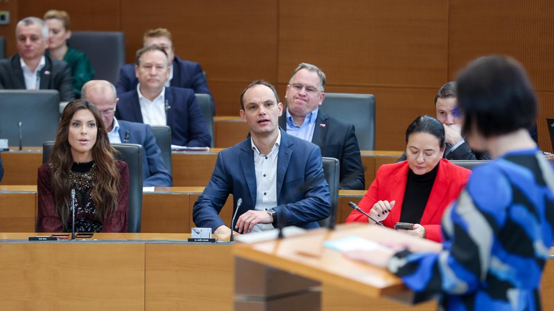 Fotografija: Janez Janša je prepričan, da bosta Anže Logar in Eva Irgl na naslednje parlamentarne volitve odšla s svojo stranko. Želi jima preprečiti, da bi mu odpeljala podpornike. FOTO: Matej Družnik