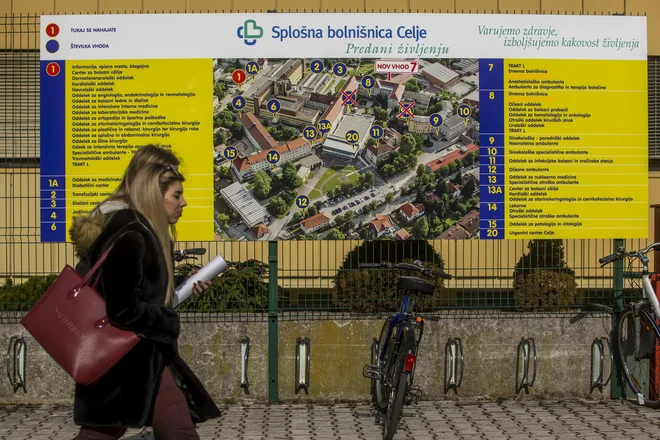 Projekt gradnje nadomestne celjske bolnišnice se je začel davnega leta 2008, a še ni končan. Zadnje leto je izgubljeno, ker UNKIZ ni omogočil začetka javnega naročila za projektno dokumentacijo za končanje treh nadstropij. Foto Voranc Vogel