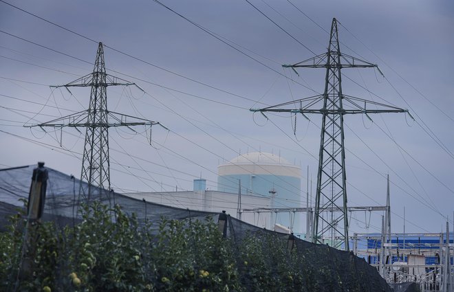 Velike jedrske elektrarne imajo težave z umeščanjem v prostor, razmeroma dolgo gradnjo in ceno. Male naj bi se večini teh težav izognile. FOTO: Jože Suhadolnik/Delo