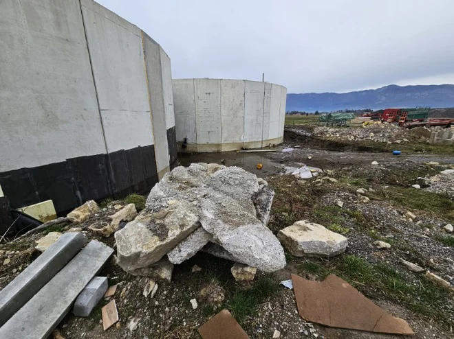 Gradbeni inšpektor si je v ponedeljek ogledal laguno, iz katere je v okolje iztekla večja količina gnojnice. FOTO: Štab CZ Notranjska/Sandi Curk
