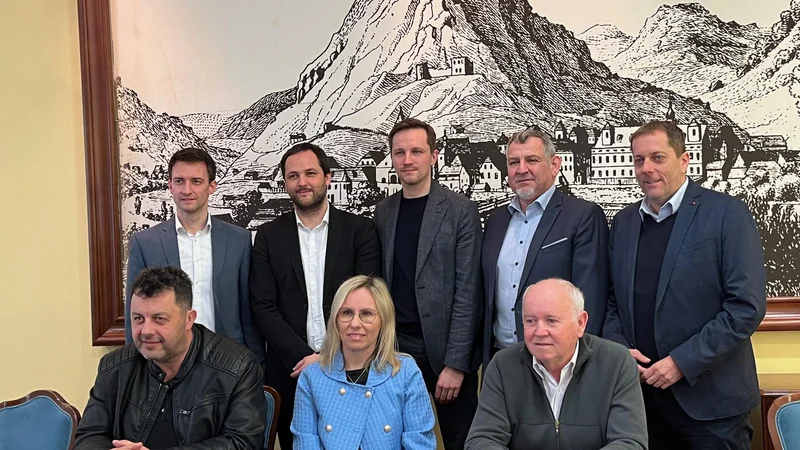 Župani občin Laško, Hrastnik, Celje, Mirna, Mokronog - Trebelno, Radeče, Sevnica in županja Trebnjega so podpisali sporazum o skupnem in usklajenem zastopanju interesov za dokončanje tretje razvojne osi v srednjem delu. Sporazum bo podpisal tudi župan Šentruperta. FOTO: občina Laško