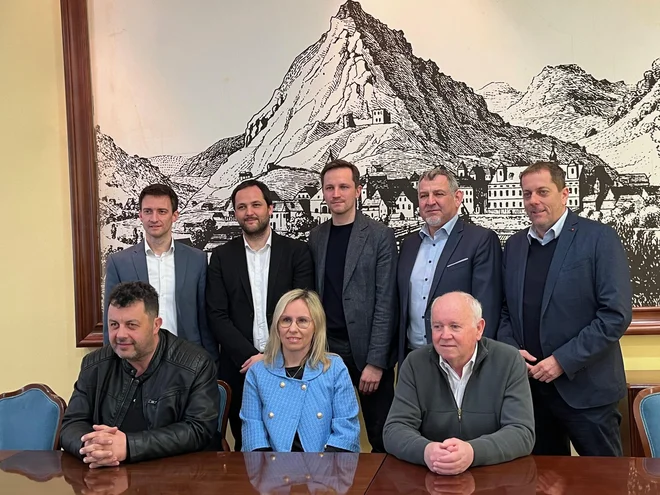 Župani občin Laško, Hrastnik, Celje, Mirna, Mokronog - Trebelno, Radeče, Sevnica in županja Trebnjega so podpisali sporazum o skupnem in usklajenem zastopanju interesov za dokončanje tretje razvojne osi v srednjem delu. Sporazum bo podpisal tudi župan Šentruperta. FOTO: občina Laško