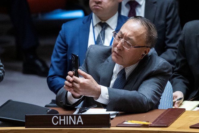 Kitajski predstavnik Zhang Jun na sestanku Varnostnega sveta ZN na temo krize v Gazi konec januarja 2024 FOTO: Eduardo Munoz/Reuters