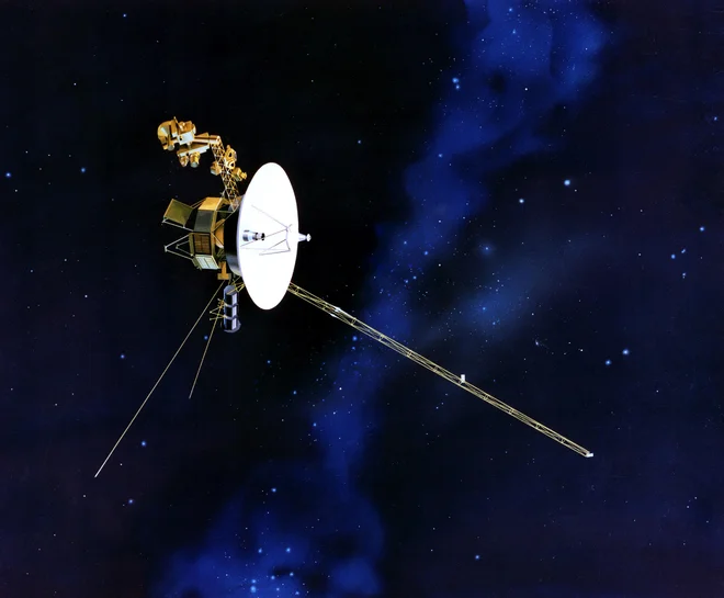 Nasin umetniški prikaz sonde Voyager. FOTO: Nasa/JPL-Caltech

 
