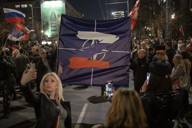 Na ulicah srbskih mest ni težko najti znamenj podpore Rusiji in njeni agresiji na Ukrajino. Foto Vladimir Zivojinovic/AFP