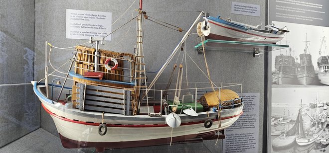 Model lesene ribiške barke, kakršne so v glavnem uporabljali v izolskem podjetju Riba. Foto Boris Šuligoj