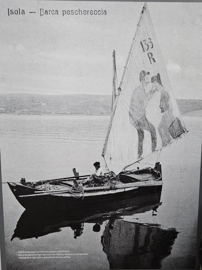 Ribiški čoln topo s tipično poslikavo jader. Poslikava kaže moža, ki hoče jezikavi ženski s škarjami odrezati jezik. Foto Pomorski Muzej Piran