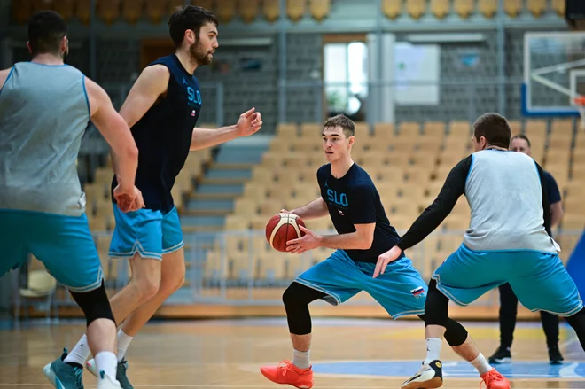 V Bonifiki sta pridno vadila tudi rekonvalescent Žiga Samar (Alba, z žogo) in Mike Tobey (Crvena zvezda, ob njem), evroligaška aduta slovenske reprezentance. FOTO: KZS