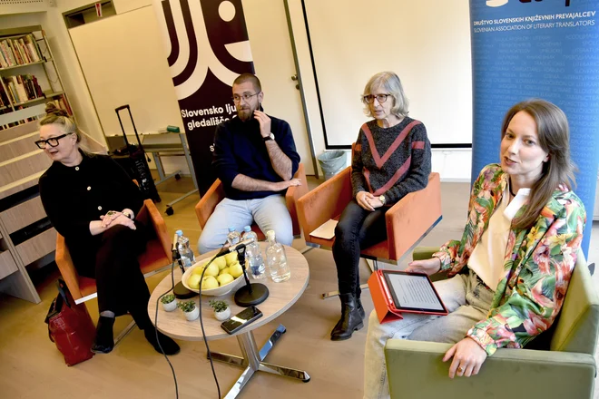 Na pogovoru, ki ga je vodila Živa Čebulj, so prevajalki in dramaturginji Mojca Kranjc in Alenka Klabus Vesel ter prevajalec, literarni kritik in publicist Sašo Puljarević razpravljali o tem, »kaj vse je treba postaviti na glavo, da je nazadnje vse tako, kot je najbolj prav«. FOTO: Peter Rak