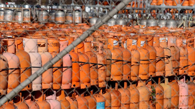 Fotografija: Država pri večini energentov na različne načine regulira njihove cene, izjema pa je utekočinjeni naftni plin (propan-butan). FOTO: Igor Mali