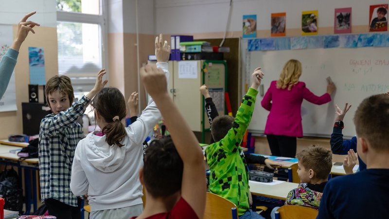 Fotografija: Prenovljeni zakon o osnovni šoli prinaša obvezni tuji jezik za prvošolce. FOTO: Črt Piksi
