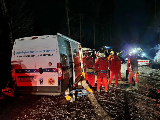 Poškodovani jamar je noč preživel v toplem bivaku. FOTO: Jamarska reševalna služba