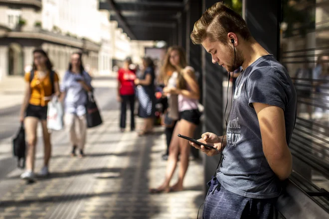 Dve petini uporabnikov mobilne telefonije ima v svojem gospodinjstvu za ponudnika Telekom Slovenije, sledijo Telemach (35,9 odstotka), A1 (31,1 odstotka), in T-2 (16,2 odstotka). FOTO: Voranc Vogel