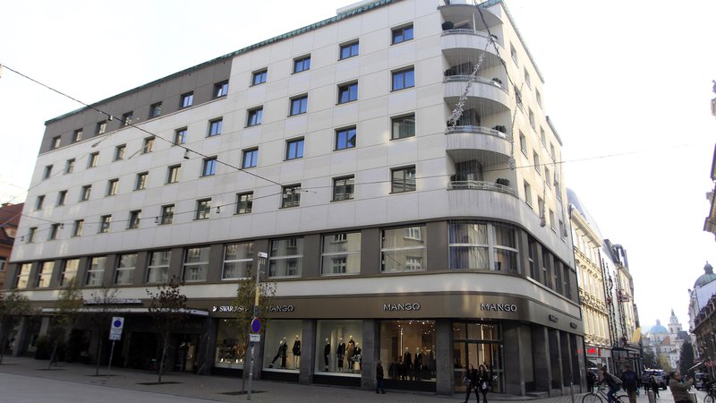Fotografija: Predvidoma letos naj bi se začela prenova Hotela Slon. Foto Roman Šipić