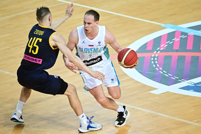 Klemen Prepelič (z žogo) je prispeval levji delež k zmagi Slovenije. FOTO: KZS