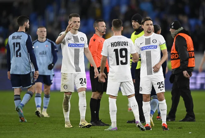 Tomi Horvat se je s soigralci pri Sturmu veselil zmage in napredovanja. FOTO: Radovan Stoklasa/Reuters