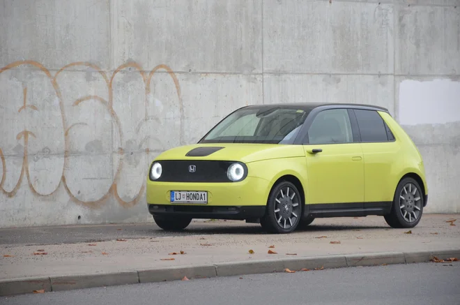 Honda e je bil po svoje všečen, a predrag električni mali avtomobil. Na slovenskih cestah je bil redek gost. Foto Gašper Boncelj