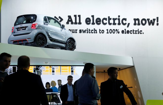 Smart EQ fortwo na razstavi v Frankfurtu leta 2019. Salon se je preselil v München, malega električnega smarta pa ni več. Morda ga kdaj oživijo.

FOTO: Ralph Orlowski/Reuters