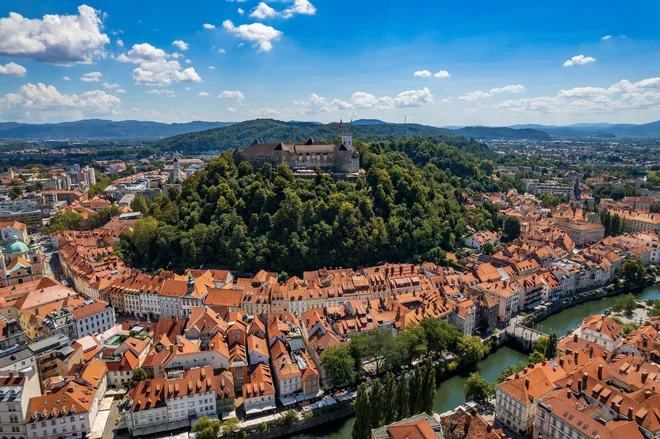 Staro mestno jedro z Ljubljanskim gradom je obdano z vodo, v večjem delu z Ljubljanico, na drugi strani pa z Grubarjevim prekopom. FOTO: L33T Digital Agency