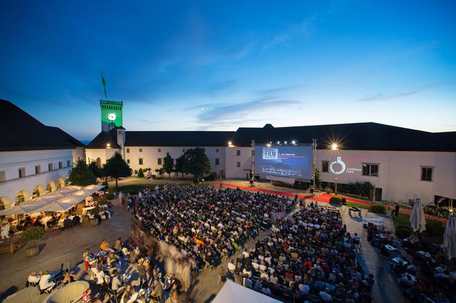 Na dvorišču Ljubljanskega gradu obiskovalci poleti uživajo tudi v kinu pod zvezdami. FOTO: Domen Pal