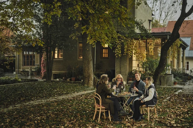 Vodena turistična tura Mojster Plečnik vas bo po kopnem in vodi
popeljala na manj znane lokacije in vas v Plečnikovi hiši presenetila še s piknikom na vrtu in ogledom arhitektovih (ne)uresničenih mojstrovin v virtualni resničnosti. FOTO: Primož Bregar