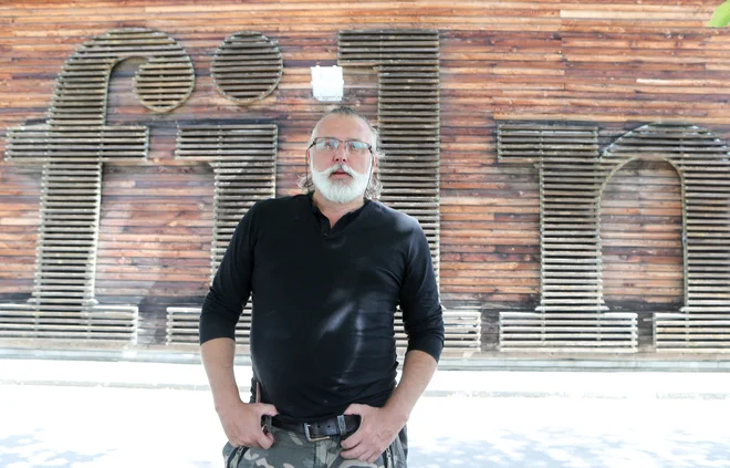 S filmom se je temeljiteje spoznal, ko je v Kinoteki skozi operaterjevo lino gledal na filmsko platno in čakal, ali bo kje zagledal mamo, ki je za vedno odpotovala v ZDA. FOTO: Marko Feist