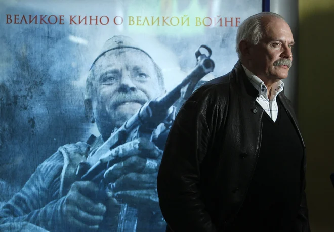 Mihalkov pred plakatom za Sleparsko sonce 2, filmom z do tedaj najvišjim proračunom v zgodovini ruske kinematografije. FOTO: Sergei Karpukhin/Reuters Connect