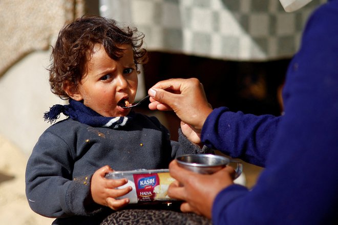 Kar 90 odstotkov otrok, mlajših od pet let, v Gazi ogrožajo lakota in bolezni. FOTO: Ibrahim Abu Mustafa/Reuters