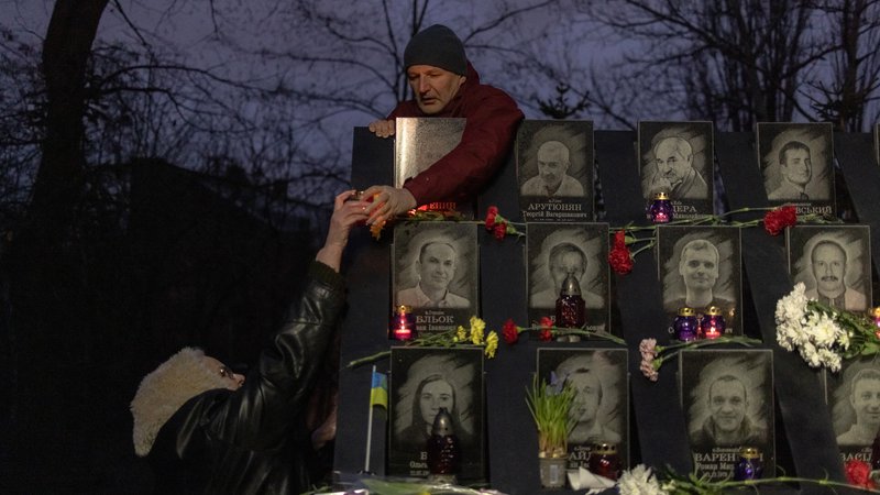 Fotografija: V ukrajinski vojni je bilo po uradnih podatkih Združenih narodov doslej ubitih vsaj 10.378 civilistov. FOTO: Roman Pilipey/AFP