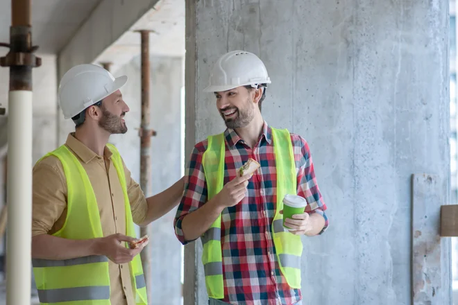 Robotizacija in digitalizacija sektorja sta priložnost, da ta privabi več kadrov, saj bosta industrijo naredili manj prašno in bolj tehnološko, kar mlade privlači. FOTO: Dmytro Zinkevych/Shutterstock