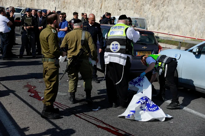 Palestinski napadalci iz okolice Betlehema so na mimoidoče streljali ob vhodu v naselbino Maale Adumim na Zahodnem bregu. FOTO: Ammar Awad/Reuters