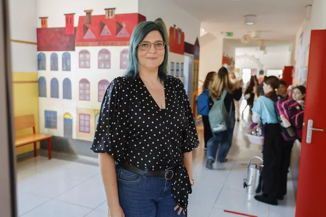 Simona Šarlah zagovarja uvedbo obveznega drugega tujega jezika, saj sama vidi, da si otroci želijo še več jezikov, ne manj. FOTO: Leon Vidic/Delo