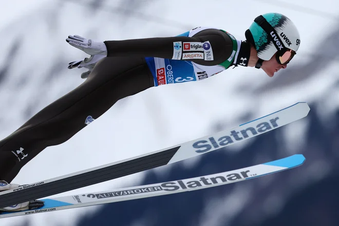 Domen Prevc je nepremagljiv ob koncu sezone. FOTO: Kai Pfaffenbach/Reuters