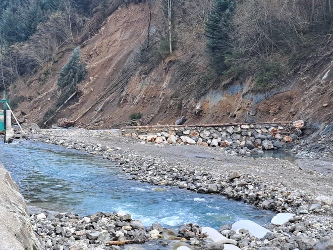 Jez v Strugah (desno) dodobra poskrbi, da voda teče v elektrarno. Jez je lastnik popravil na lastno pest in ga mora iz Savinje odstraniti. FOTO: Špela Kuralt/Delo