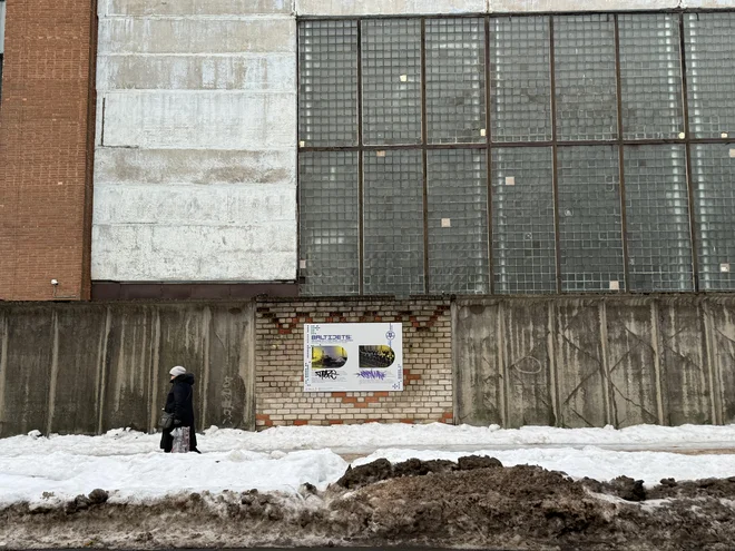 Že bežen sprehod po ulicah, na katerih ni mogoče prezreti sovjetskega pečata, daje vtis, da je Narva pravzaprav rusko mesto. FOTO: Gašper Završnik