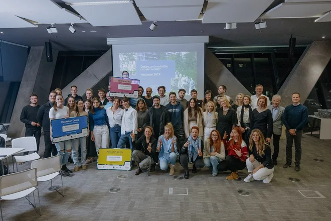 Vsi sodelujoči z mentorji in žirijo. FOTO: Anže Krže