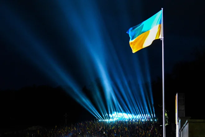 Komemoracija na pokopališču padlih ukrajinskih vojakov v Lvovu ob drugi obletnici napada. FOTO: Yuriy Dyachyshyn/AFP