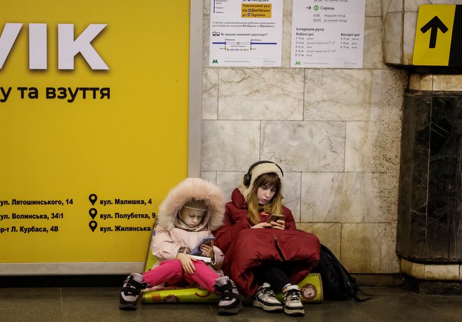Prebivalci Kijeva, ki so si zatočišče pred ruskimi napadi našli na postaji metroja. FOTO: Alina Smutko/Reuters