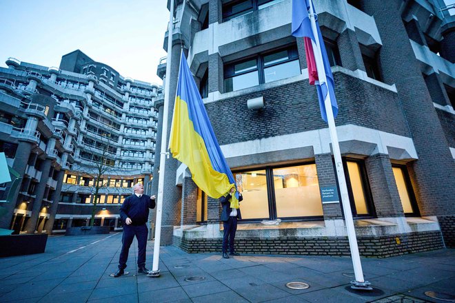 Fotografija ukrajinske zastave pred haaškim sodiščem. FOTO: Phil Nijhuis/Afp