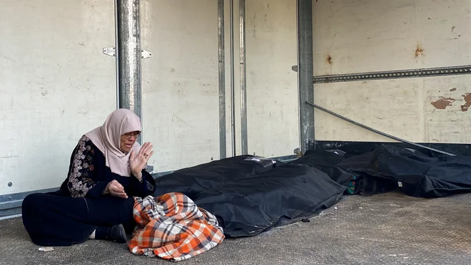 Palestinka ob truplih ubitih Palestincev. FOTO: Stringer Reuters