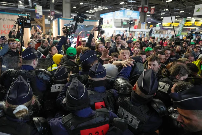 Jezni kmetje so se prerivali s policijo. FOTO: Lewis Joly/Pool via Reuters