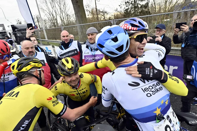 Ekipa Visma Lease a Bike se je skupaj veselila Tratnikove zmage.  FOTO: Dirk Waem/AFP