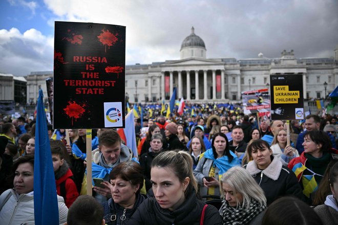 Vigilija za Ukrajino na trgu Trafalgar v Londonu. FOTO: Ben Stansall/Afp