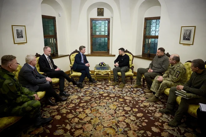 Ukrajinski predsednik Volodimir Zelenski in švedski obrambni minister Pal Jonson na srečanju v Kijevu ob drugi obletnici ruske invazije na Ukrajino. FOTO: Tiskovni predstavnik ukrajinskega predsedstva via Reuters

 