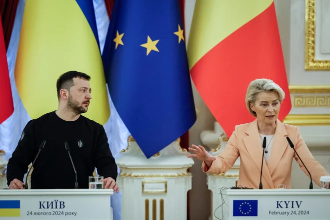 Zelenski in predsednica evropske komisije Ursula von der Leyen na skupni tiskovni konferenci z voditelji EU in Kanade. FOTO: Alina Smutko/Reuters