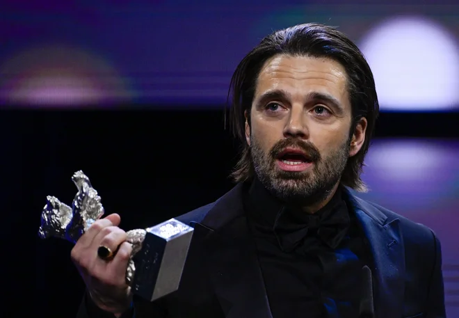 Srebrnega medveda za najboljšo glavno vlogo je prejel Sebastian Stan za film A different man Aarona Schimberga. FOTO: John Macdougall/Afp