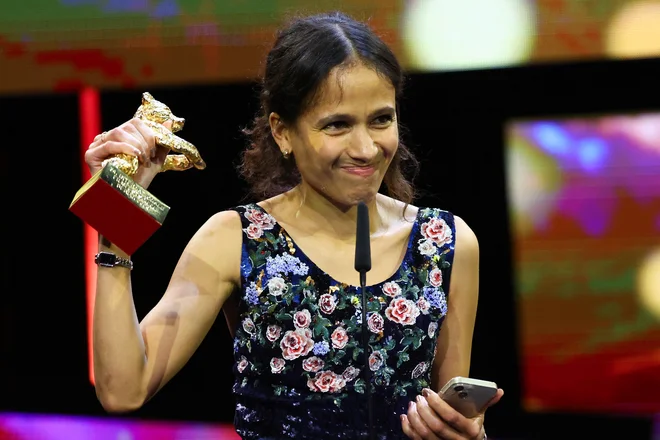 Mati Diop je na novinarski konferenci pred dnevi rekla, da je vrnitev 26 umetnin od 7000, kolikor so jih ukradli, ponižujoče dejanje. FOTO: Fabrizio Bensch/Reuters